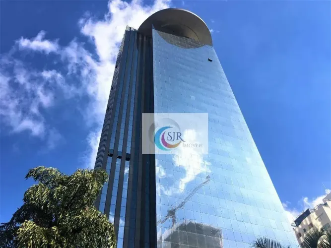 Sala comercial de 200 m² com 8 vagas de garagem.