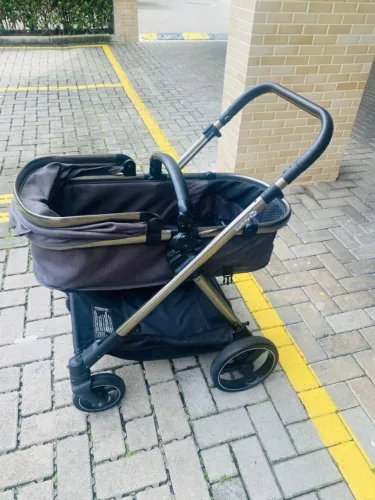 Carrinho de bebê Safety 1st com bebê conforto