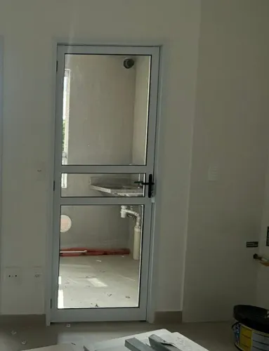 ?Porta de Giro em Alumínio Branco e Vidro - Perfeita para Lavanderia e Cozinha