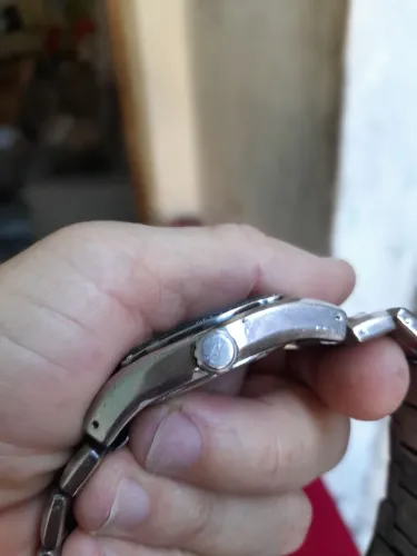 Vendo um relógio técnico de tempo funcionando perfeitamente
