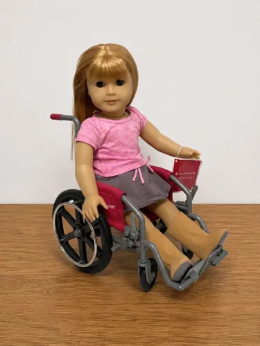 American Girl Truly Me + cadeira de rodas original