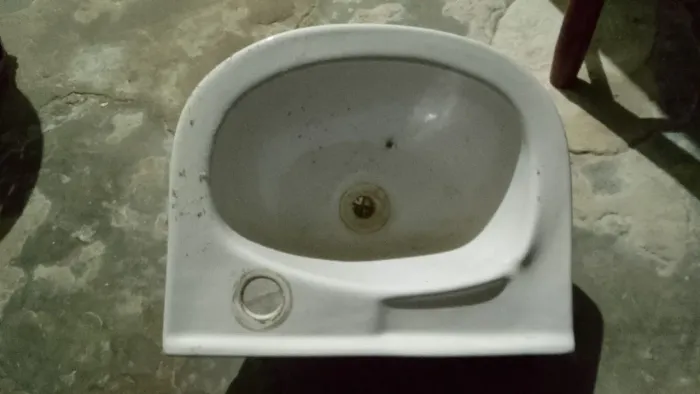 2 pias e 2 bancos para balcão
