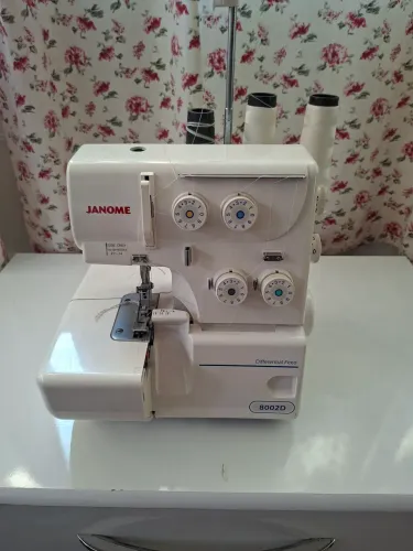 Vendo máquina de costura overlok semi nova 