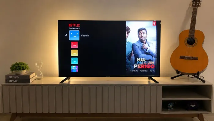 TV Smart Britânia Roku 40" com defeito na tela