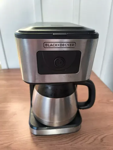 Cafeteira inox Black e Decker faz 23 cafés. (Leia o anúncio)