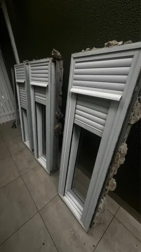 Vendo 3 Janelas com veneziana e vidro fixo