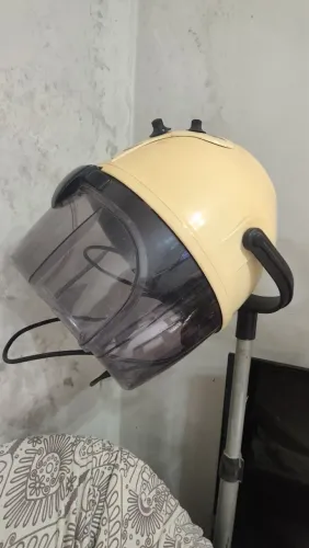 Vendo secador de cabelo de pé.