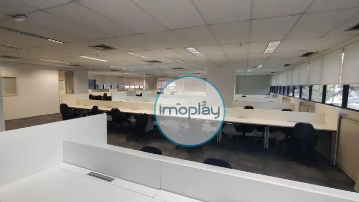 Laje comercial com 906m² mobiliado, piso com carpete, 02 banheiros cabinados e 25 vagas de