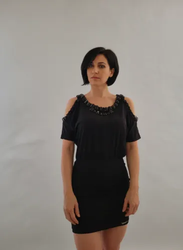 Vestido Preto com Detalhe em Pedras na Gola e Ombros