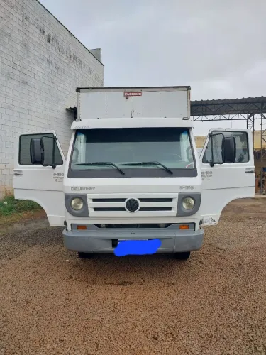 Vendo Volkswagen delivery 8-150 ano 2008/2009 com baú em bom estado documentação em dia