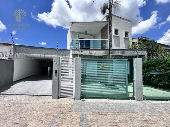 Casa com 5 suítes, 360 m² na zona 4 á venda, com piscina e energia solar
