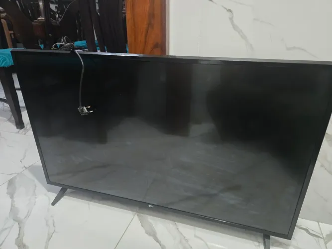 TV LG 43" Smart 43LK5750PSA com defeito - liga - para conserto
