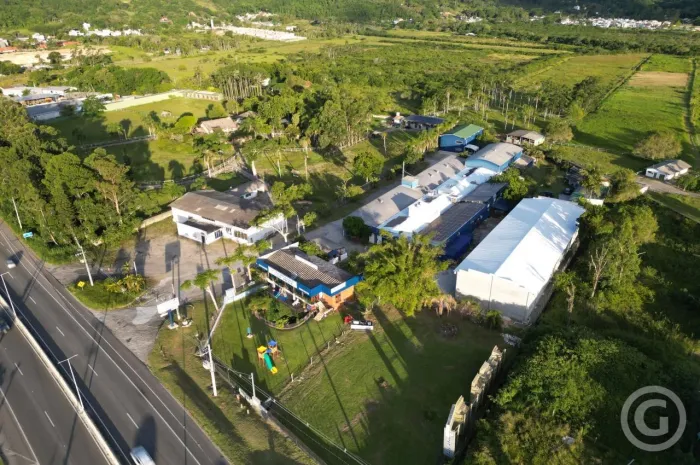 Galpão estrategicamente localizado em Florianópolis: ideal para operações logísticas