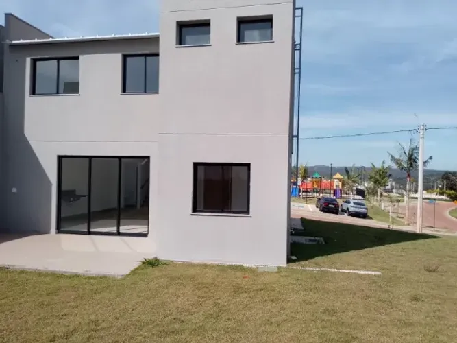 ÁGIO CASA DE ESQUINA NO JARDINS BERLIM (FGR) ? LOTE MAIOR, EM FRENTE À ACADEMIA!