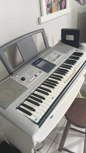 Teclado Yamaha PSR e323, 61 teclas.