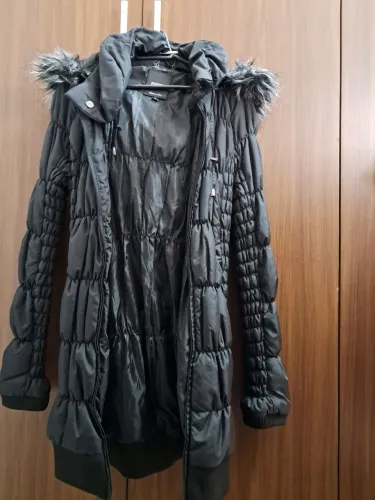 Casaco de frio com capuz e cintinho