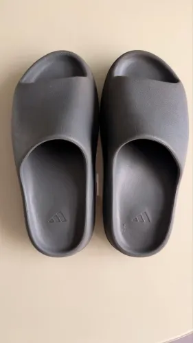 Adidas Yeezy Slide Original - Tamanho 10 US (42 BR)