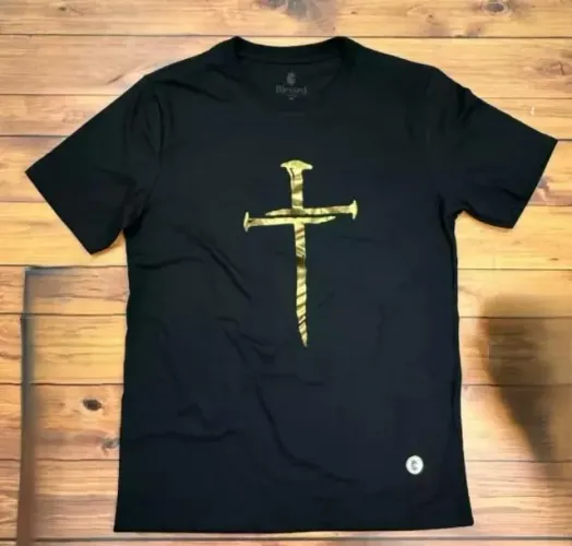 Camiseta Masculina Preta Cruz e Prego Tam G Nova