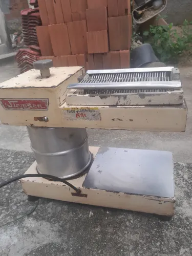 Máquina de amaciar carne bovina.