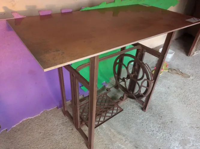Mesa Pé de ferro antiga