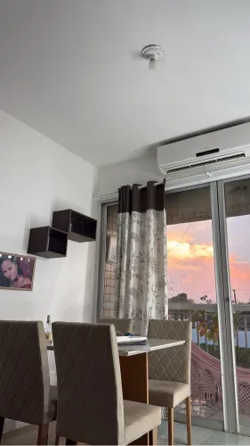 NICHOS TEM UM COM BELO ESPELHO