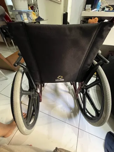 VENDO CADEIRA DE RODAS E CADEIRA DE BANHO