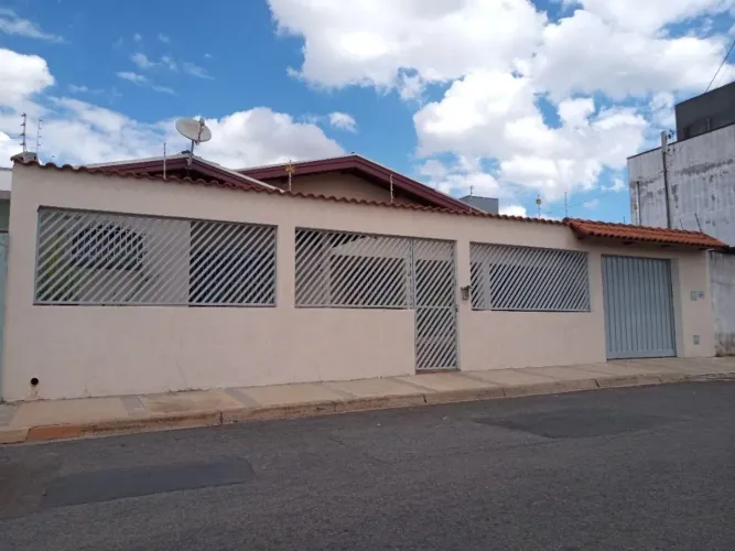 Casa à venda em Hortolândia, Loteamento Remanso Campineiro, com 3 quartos, com 232 m²