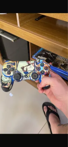 Ps4 slim com 2 controles originais e 11 jogos originais 1500 se tiver interessado
