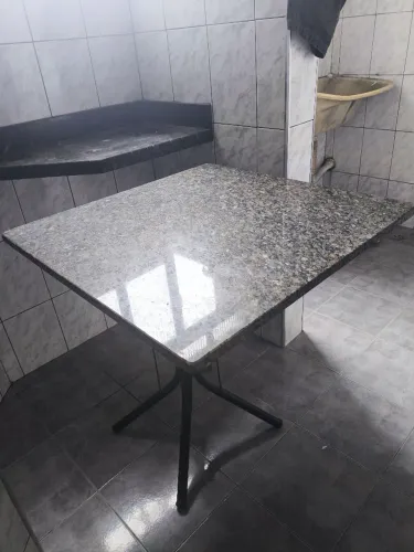 Mesa com Tampo de Granito/Pedra + Base de Ferro - Resistente