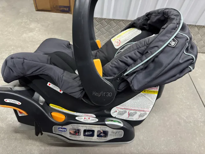Bebe conforto + base carro Chico Keyfit30 usado