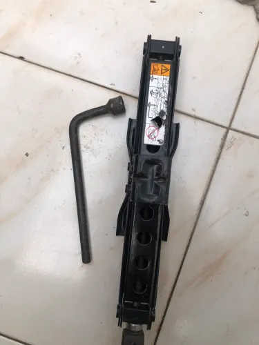 Macaco e chave de roda 