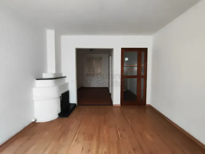 Vende-se amplo sobrado residencial com potencial comercial.