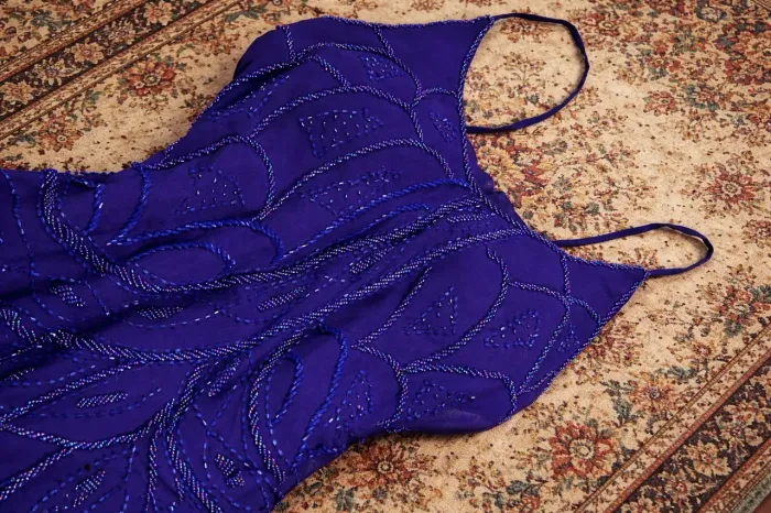 Vestido roxo longo vintage com detalhes bordado a mão