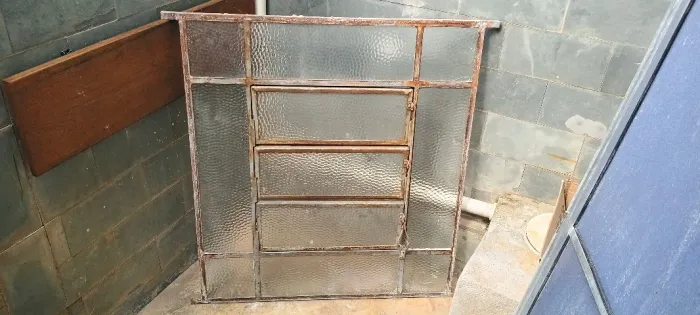 JANELA BASCULANTE COM VIDRO 90cm X 100cm USADA