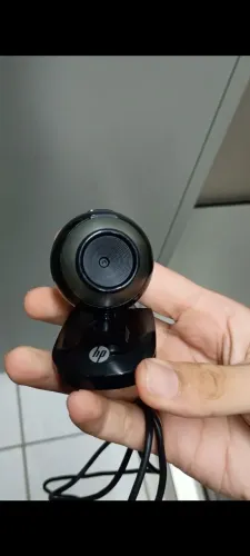 Webcam HP HD-2200 com resolução de 720p e microfone integrado