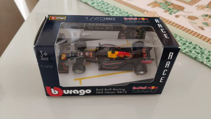 Miniatura Fórmula 1 Red Bull RB12 2016 Daniel Riccardo 1/43 Bburago