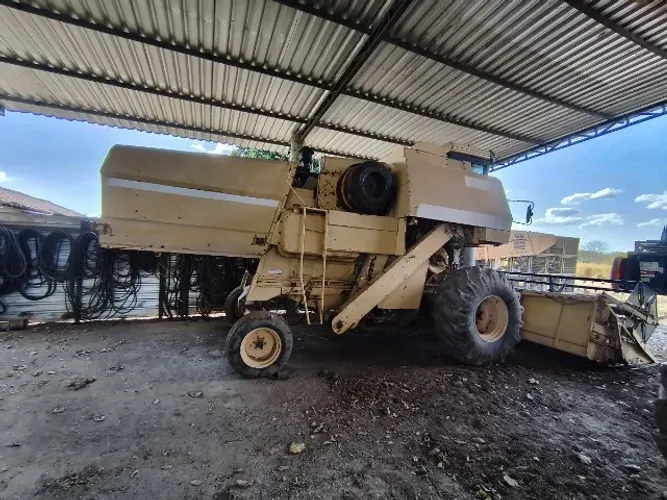 Colheitadeira New Holland 8055 Ano 1994 - Plataforma de Soja 15 Pés e de Milho 4 Linhas