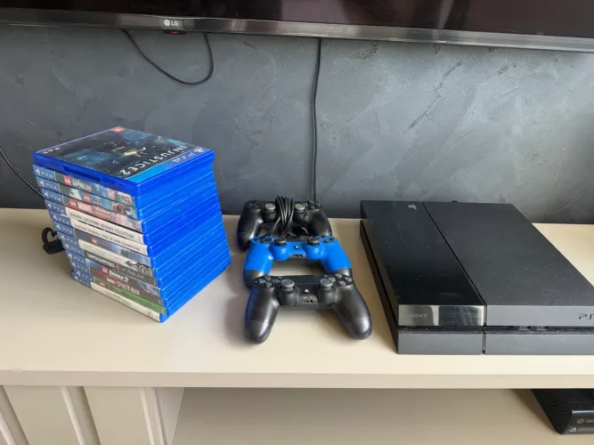 PS4 + 3 controles + jogos