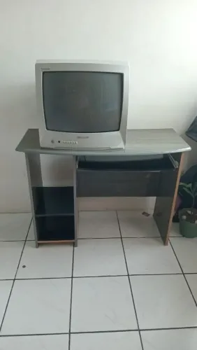 Televisão com rack