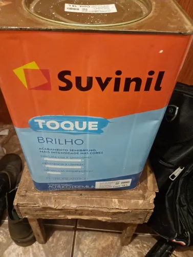 Vendo uma lata de tinta Suvinil da cor branco neve no valor 450 reais