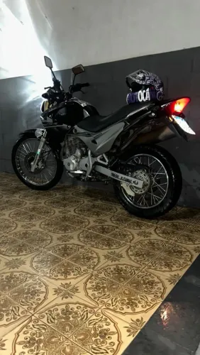 Honda NX400 Falcon preta