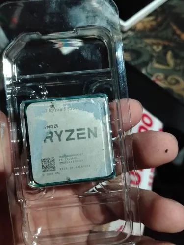 Processador Ryzen 5 5500, usado e sem cooler, em perfeito estado.