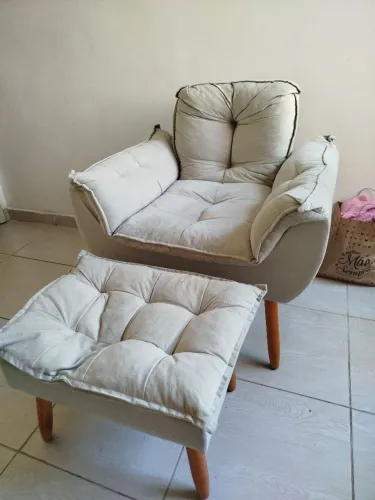 Poltrona individual com apoio para os pés.