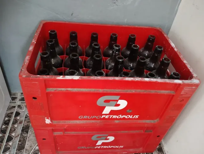 Dois engradado com 48 garrafas 300 ml cerveja.