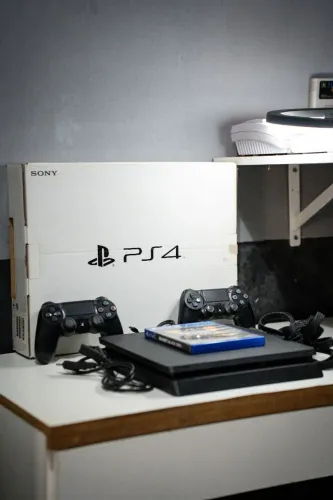 PS4 Slim 1TB + 2 Controles + Jogo