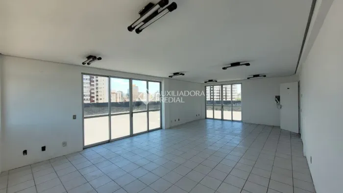 Excelente sala comercial à venda no Estreito!