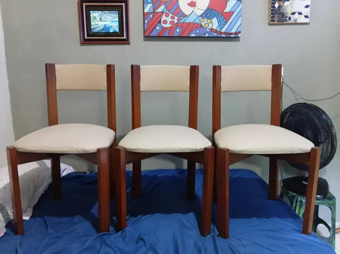 Vendo as 3 Cadeiras de madeira estofado,
