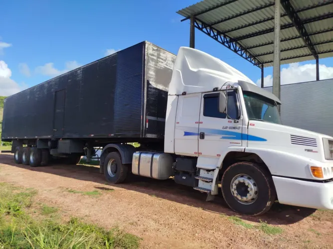 Vendo Conjunto carreta Mercedes Benz 1634 Baú 