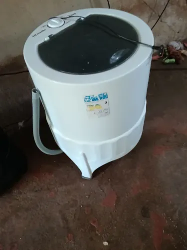 Máquina de lavar roupa semi nova usada poucas vezes