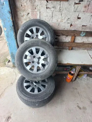 Vendo 4 pneu com aro 13 com roda esportiva